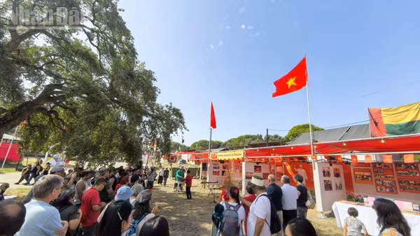 Gian trưng bày về Chủ tịch Hồ Chí Minh và đất nước Việt Nam trong kỷ nguyên phát triển mới tại Hội báo Avante 2026. (Ảnh: KHẢI HOÀN)