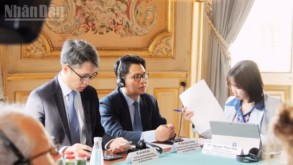 Tham tán đầu tư Đào Quốc Cương và Tham tán thương mại Vũ Anh Sơn tham dự Kỳ họp lần thứ 8 Đối thoại cấp cao thường niên về kinh tế Việt Nam-Pháp được tổ chức ở thủ đô Paris (Pháp) ngày 17/5/2024. (Ảnh: KHẢI HOÀN)