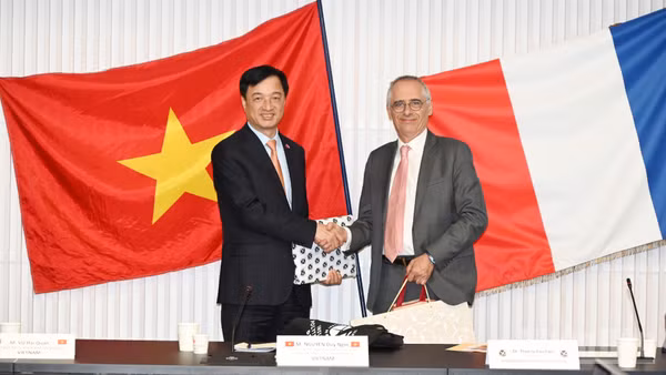 Đồng chí Nguyễn Duy Ngọc, Ủy viên Bộ Chính trị, Bí thư Trung ương Đảng, Trưởng Ban Tổ chức Trung ương trao quà lưu niệm cho ông Thierry Coulhon, Chủ tịch Ban điều hành IP Paris.