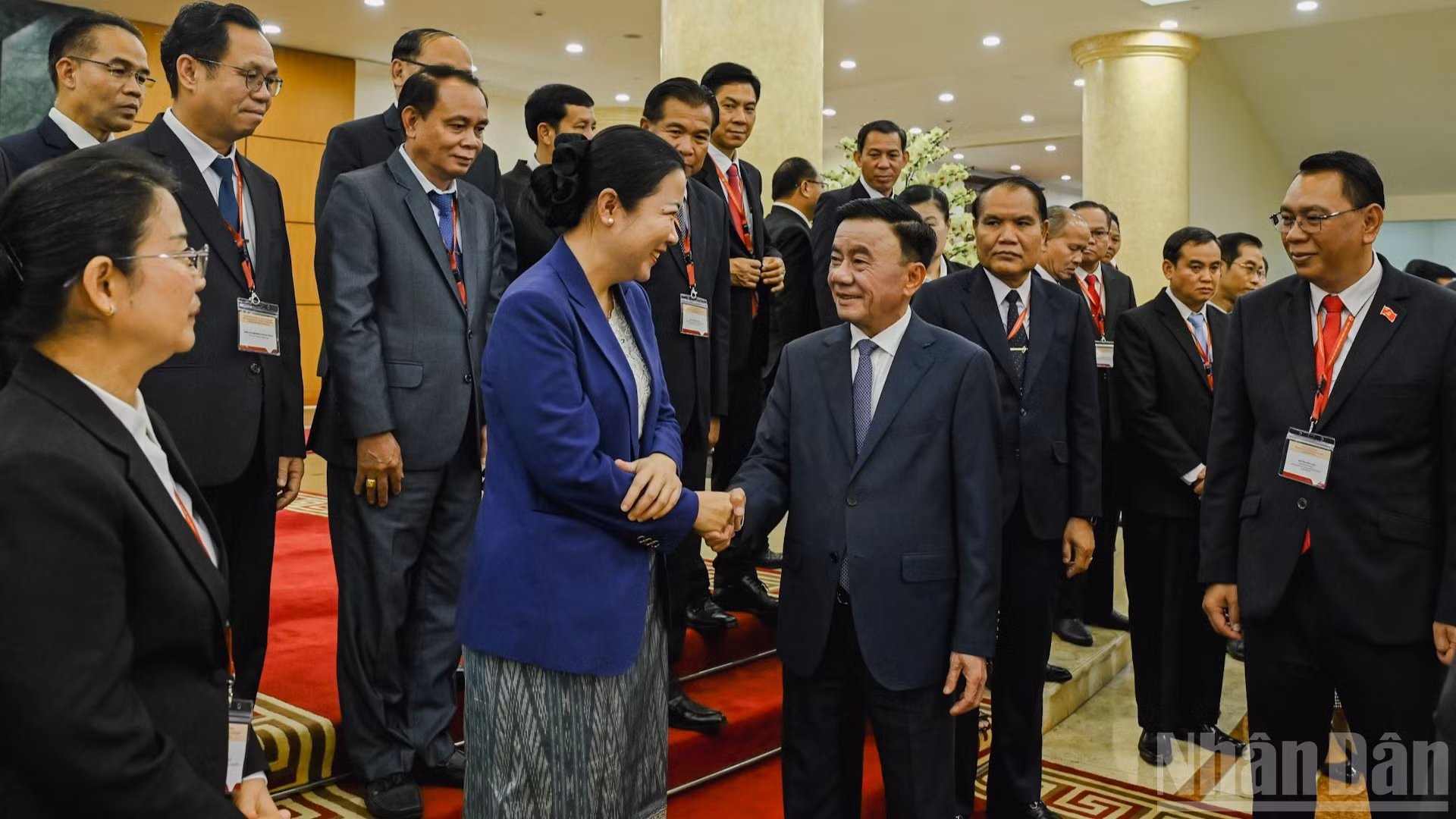 Thường trực Ban Bí thư Trần Cẩm Tú với đoàn cán bộ cấp cao Đảng Nhân dân Cách mạng Lào. (Ảnh: DUY LINH) 