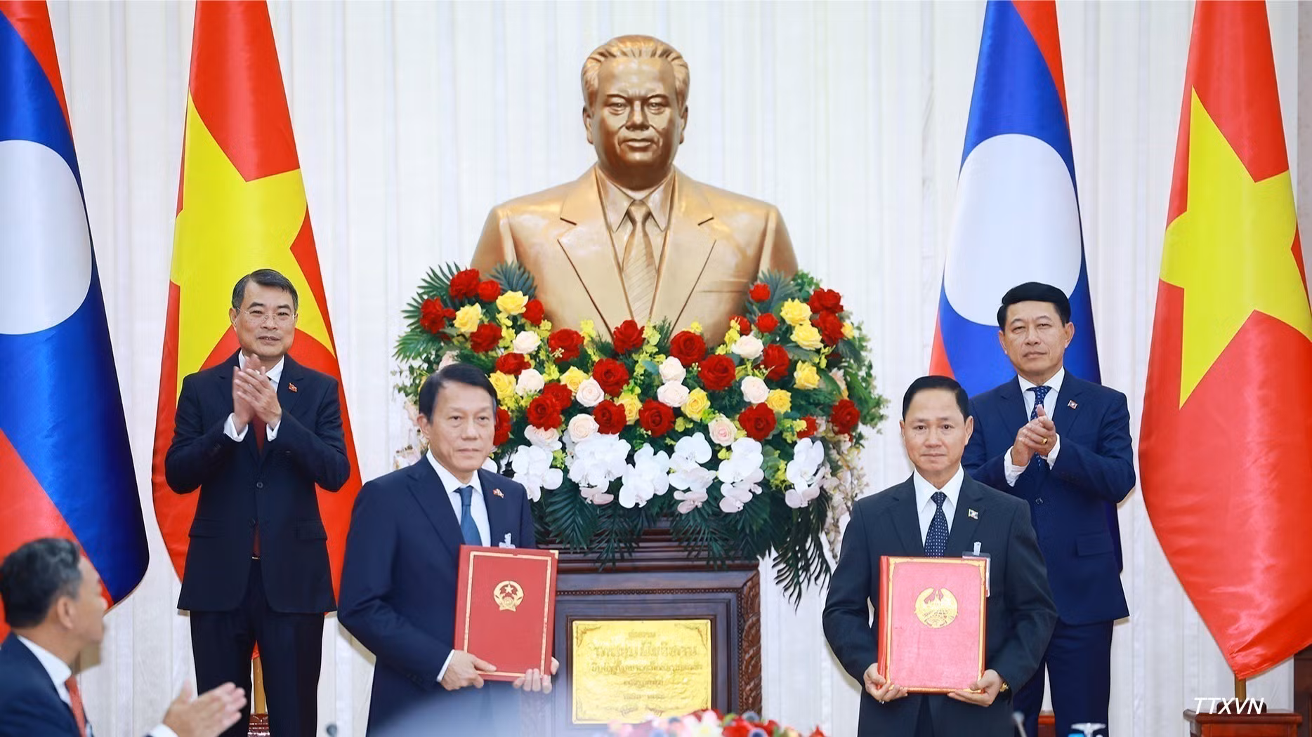 Thủ tướng Lê Minh Hưng và Thủ tướng Lào Saleumxay Kommasith chứng kiến trao Biên bản bàn giao hệ thống quản lý dân cư và căn cước công dân tại Lào giữa Bộ Công an Việt Nam và Bộ Công an Lào. (Ảnh: Dương Giang/TTXVN)