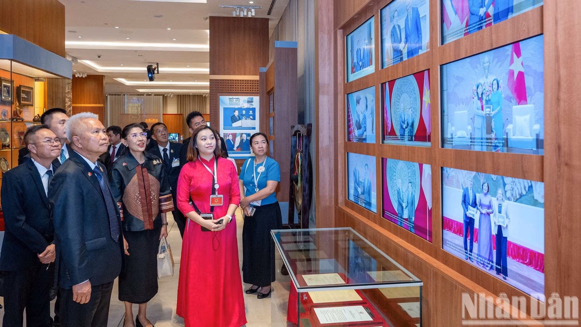 Chủ tịch Quốc hội kiêm Chủ tịch Hạ viện Vương quốc Thái Lan Sophon Zaram tham quan Bảo tàng Quốc hội Việt Nam.