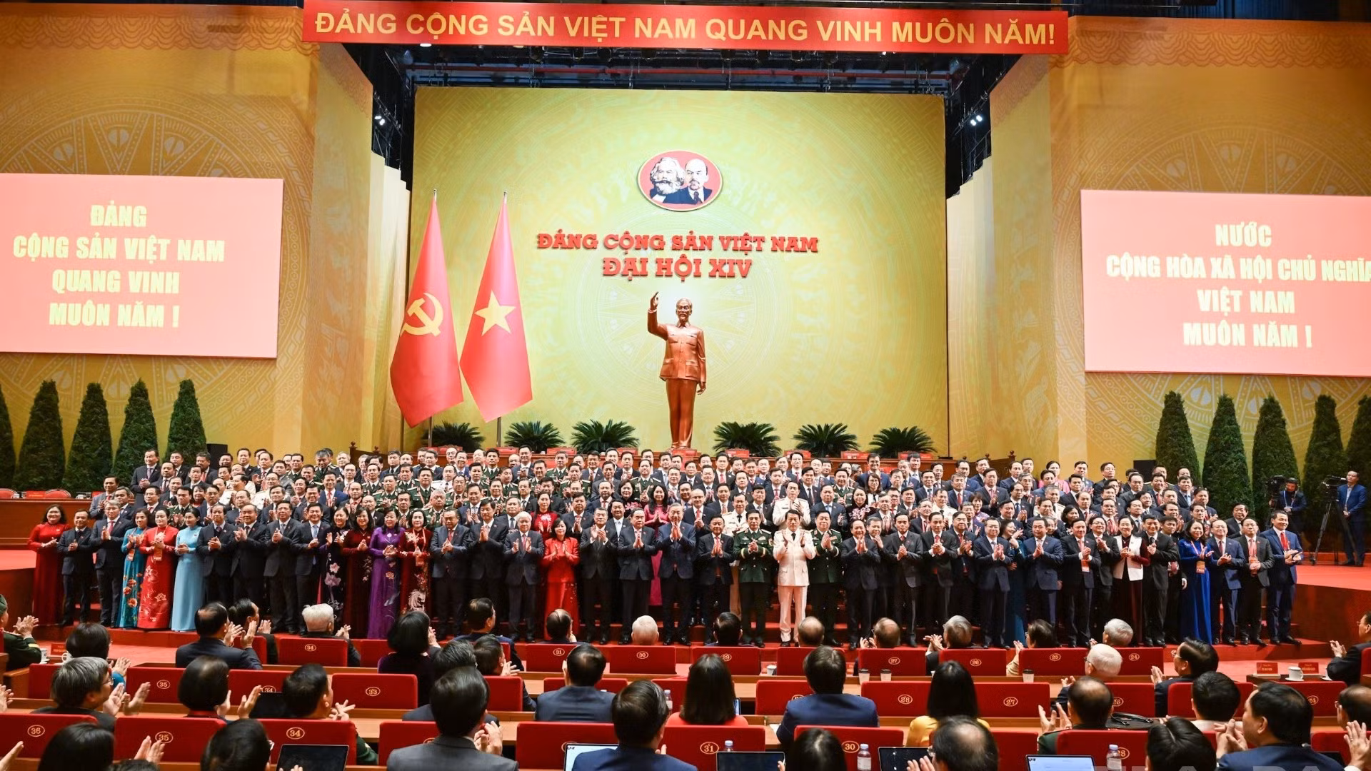 Ban Chấp hành Trung ương khóa XIV Đảng Cộng sản Việt Nam ra mắt Đại hội. (Ảnh: Báo Nhân Dân)