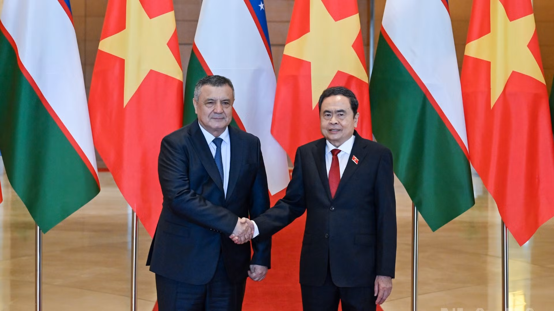 Chủ tịch Quốc hội Trần Thanh Mẫn và Chủ tịch Hạ viện Uzbekistan Nuriddin Ismoilov. 