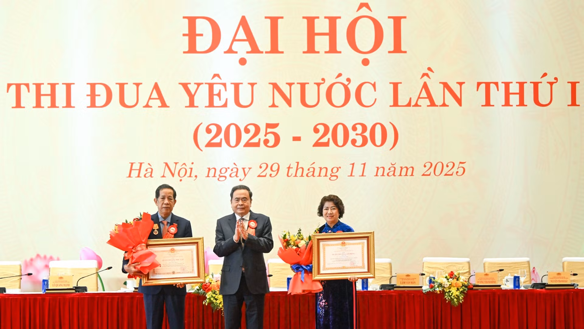 Chủ tịch Quốc hội Trần Thanh Mẫn trao Huân chương Độc lập hạng Ba cho đồng chí Đặng Thuần Phong và Huân chương Lao động hạng Nhì cho đồng chí Nguyễn Thị Lệ Thủy. (Ảnh: DUY LINH)