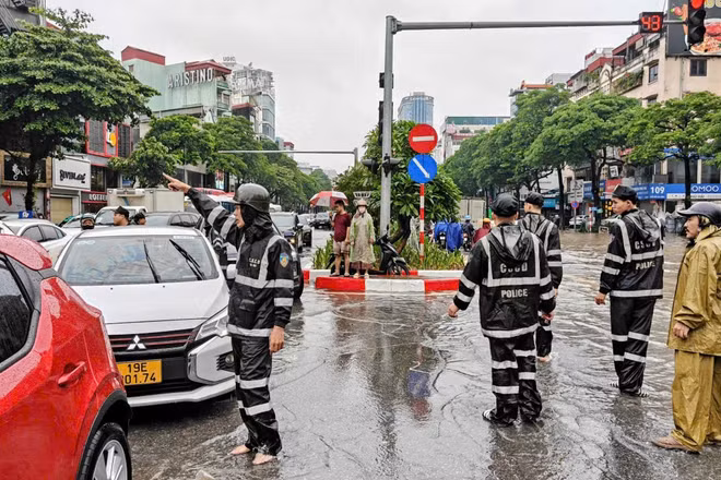 Cảnh sát Cơ động thực hiện nhiệm vụ phân luồng giao thông, hỗ trợ người dân sáng 7/10. (Ảnh: QUỲNH LAN)