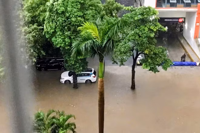 Khu vực đường Hàm Nghi-Nguyễn Cơ Thạch bị ngập do ảnh hưởng của cơn bão số 11. (Ảnh: VĂN THỊNH)