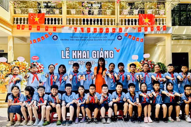 Khoảnh khắc chào mừng năm học mới của cô trò Trường tiểu học thực nghiệm Nguyễn Tất Thành, phường Cầu Giấy. (Ảnh: VIỆT HÀ) 