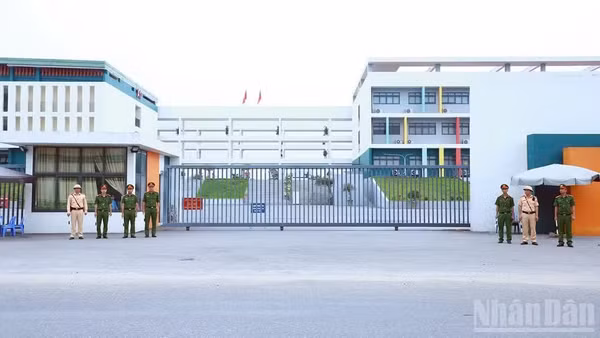 Bên ngoài điểm thi Trường trung học phổ thông chuyên tỉnh Tuyên Quang trong buổi thi lại môn Ngữ văn, sáng 14/8. (Ảnh: ĐỨC THẮNG - HẢI CHUNG)