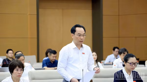 Đồng chí Hoàng Minh Sơn, Ủy viên Trung ương Đảng, Bộ trưởng Giáo dục và Đào tạo tại Phiên giải trình sáng 20/9. 