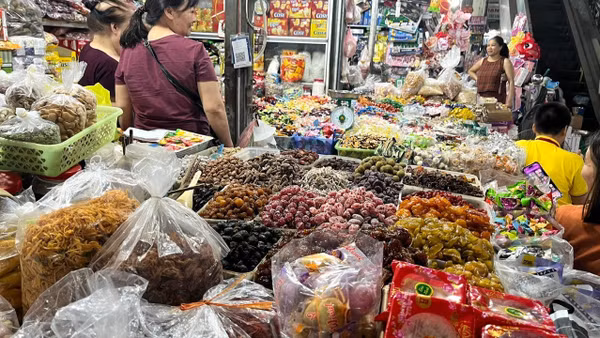 Các mặt hàng bánh, mứt, kẹo phục vụ Tết Trung thu năm 2026 được bày bán tại Chợ Hà Đông (quận Hà Đông, thành phố Hà Nội)". (Ảnh: Thái Sơn)