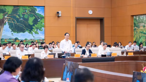 Bộ trưởng Giáo dục và Đào tạo Hoàng Minh Sơn phát biểu, làm rõ các vấn đề đại biểu Quốc hội nêu trong Phiên giải trình của Bộ trưởng Giáo dục và Đào tạo sáng 20/9.