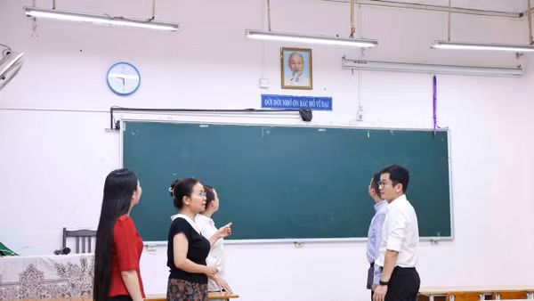 Hoạt động kiểm tra công tác chuẩn bị tuyển sinh tại một Hội đồng thi. (Ảnh: ĐẠI THẮNG)