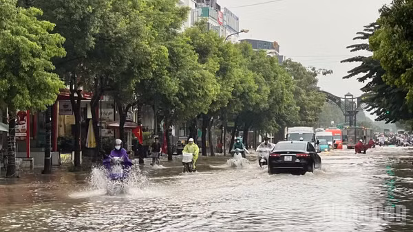 Một tuyến đường ngập nặng vào đầu giờ sáng 17/9. (Ảnh: THẾ ĐẠI)