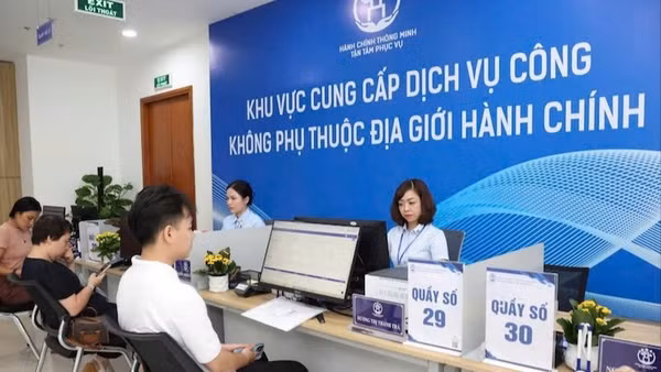 Người dân đến làm thủ tục tại một Điểm phục vụ hành chính công thành phố Hà Nội. (Ảnh minh họa: nhandan.vn)