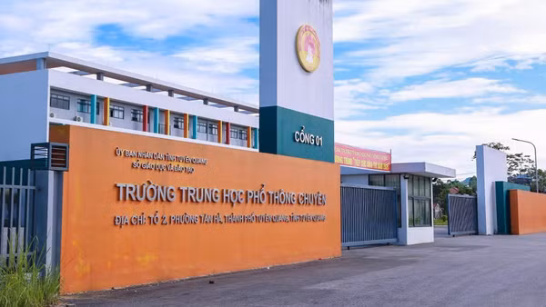 Trường trung học phổ thông chuyên tỉnh Tuyên Quang.