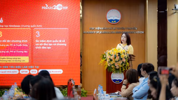 Tiến sĩ Nguyễn Thị Minh Hiền, Trưởng Khoa Quan hệ công chúng và Quảng cáo tại Hội thảo khoa học “Đào tạo truyền thông sáng tạo trong kỷ nguyên AI”. (Ảnh: Học viện Báo chí và Tuyên truyền)