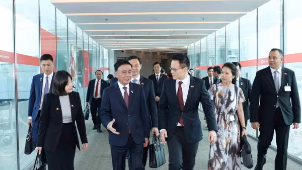 Quốc vụ khanh Bộ Quốc phòng Singapore Desmond Choo đón Thường trực Ban Bí thư Trần Cẩm Tú tại Sân bay quốc tế Changi. (Ảnh: Phương Hoa/TTXVN)