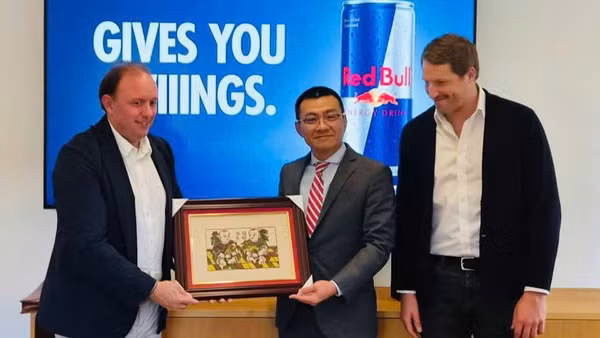 Đại sứ Việt Nam tại Áo Vũ Lê Thái Hoàng và ông Georg Storandt, Giám đốc Kinh doanh toàn cầu Tập đoàn Red Bull. (Ảnh: Đại sứ quán Việt Nam tại Áo)