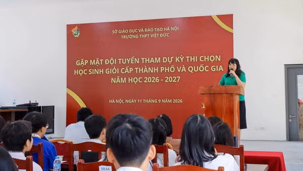 Hình ảnh tại buổi gặp mặt đội tuyển tham dự Kỳ thi chọn học sinh giỏi cấp thành phố năm học 2026-2027. (Ảnh: Trường THPT Việt Đức)