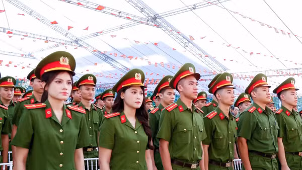 Tân sĩ quan tại Lễ bế giảng, cấp bằng tốt nghiệp đại học và phong hàm sĩ quan Cảnh sát nhân dân cho học viên đào tạo đại học chính quy niên khóa 2021-2026. (Ảnh: Báo Nhân Dân)