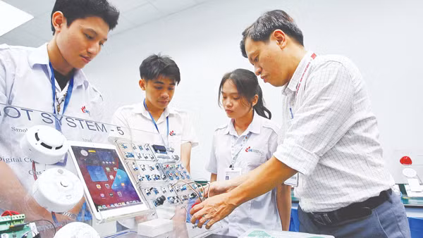 Giảng viên Khoa Công nghệ điện tử Trường đại học Công nghiệp Thành phố Hồ Chí Minh hướng dẫn sinh viên học tập, nghiên cứu tại Phòng thí nghiệm IoT and AI. (Ảnh: THANH VŨ)