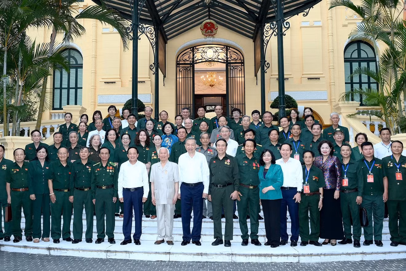 Tổng Bí thư, Chủ tịch nước Tô Lâm với các đồng chí lãnh đạo Đảng, Nhà nước và các đại biểu tham dự gặp mặt. (Ảnh: ĐĂNG KHOA)