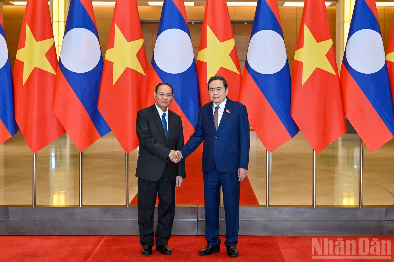 Chủ tịch Quốc hội Trần Thanh Mẫn và Thường trực Ban Bí thư Trung ương Đảng Nhân dân Cách mạng Lào Vilay Vikhamphong.