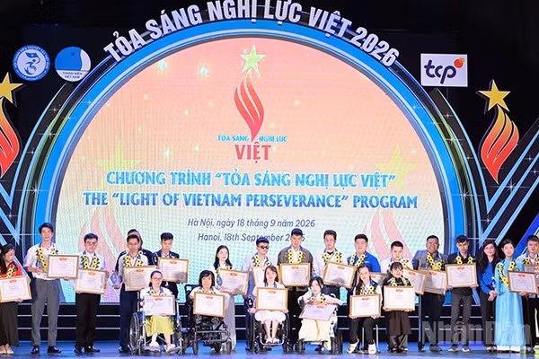 Những gương mặt "Tỏa sáng nghị lực Việt" năm nay trên bục vinh danh. (Ảnh: LINH PHAN)