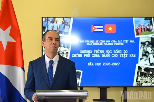 Đại sứ Cuba tại Việt Nam Rogelio Polanco Fuentes thông tin về chương trình học bổng tại buổi họp báo. 