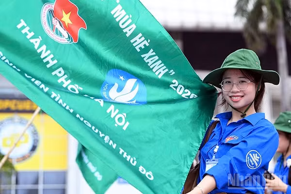 Chiến sĩ tình nguyện "Mùa hè xanh" của thành phố Hà Nội lên đường đến các địa bàn biên giới. (Ảnh: LINH PHAN)
