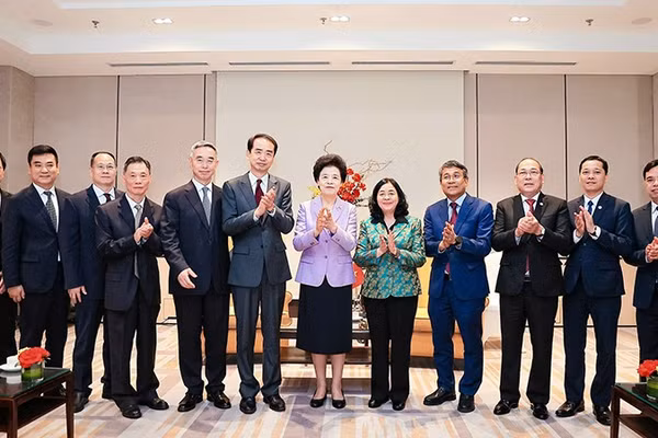Các đồng chí Bùi Thị Minh Hoài, Hàm Huy (lần lượt thứ 5 và 6 từ phải sang) cùng các đại biểu Việt Nam-Trung Quốc tại buổi tiếp.