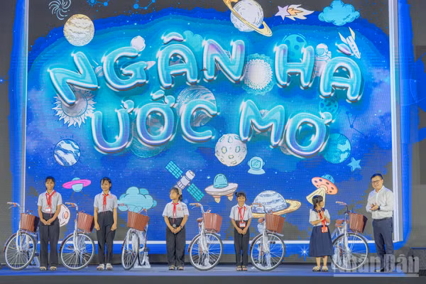 Hàng trăm ước mơ của trẻ em vùng cao Đà Nẵng đã được hiện thực hóa trong đêm hội "Vầng trăng chiến sĩ". 