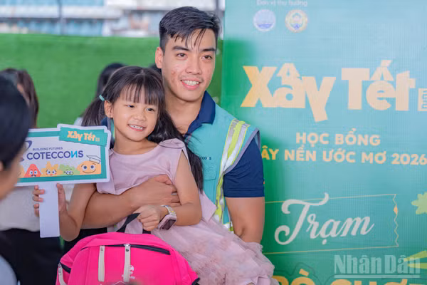 Hơn 100 suất học bổng “Xây nền ước mơ” và nhiều phần quà thiết thực đã được trao cho con em công nhân thuộc 2 công ty Công ty cổ phần Môi trường đô thị Đà Nẵng và Công ty Thoát nước và xử lý nước thải Đà Nẵng. 