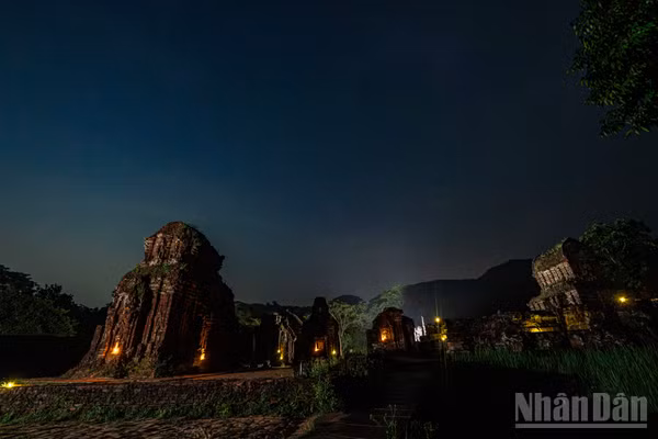 Khi bóng tối bao trùm thung lũng, khu Di tích Mỹ Sơn không chìm vào tĩnh lặng mà bắt đầu một cuộc đối thoại đặc biệt với hàng triệu vì sao.