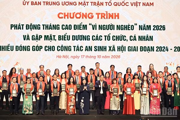 Các đồng chí Bùi Thị Minh Hoài, Phạm Gia Túc tuyên dương những tổ chức, cá nhân có nhiều đóng góp cho công tác an sinh xã hội giai đoạn 2024-2026. (Ảnh: LINH PHAN)
