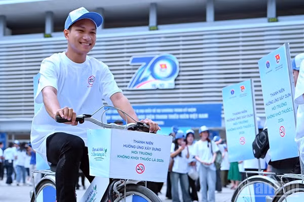 Các bạn trẻ đạp xe tuyên truyền xây dựng môi trường không khói thuốc lá tại Lễ mít-tinh sáng 17/10. (Ảnh: LINH PHAN)