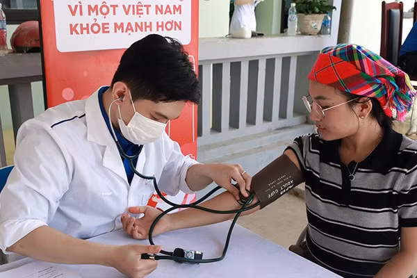 Các y, bác sĩ tình nguyện khám bệnh, tư vấn sức khỏe miễn phí cho người dân địa phương. (Ảnh: Trung ương Hội Thầy thuốc trẻ cung cấp)