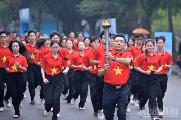 Đoàn vận động viên thanh niên tiêu biểu rước ngọn đuốc "Tôi yêu Tổ quốc tôi" từ đất mũi Cà Mau về Thủ đô Hà Nội. (Ảnh: LINH PHAN)
