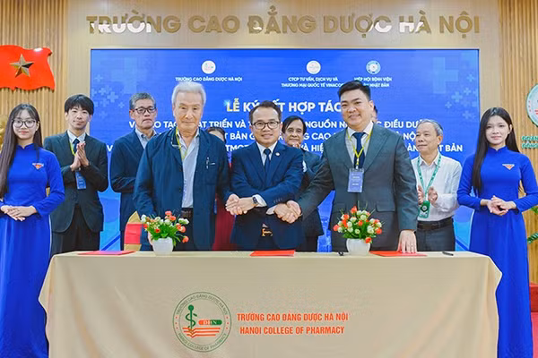 Đại diện các bên ký kết biên bản hợp tác. (Ảnh: Trường cao đẳng Dược Hà Nội cung cấp)