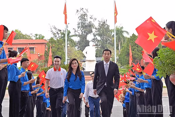 Bí thư Trung ương Đoàn, Chủ tịch Hội đồng Đội Trung ương Hồ Hồng Nguyên (áo xanh, ở giữa) đón đoàn đại biểu “Hành trình đỏ nghiên cứu, học tập” năm 2026 tại Việt Nam. (Ảnh: LINH PHAN)