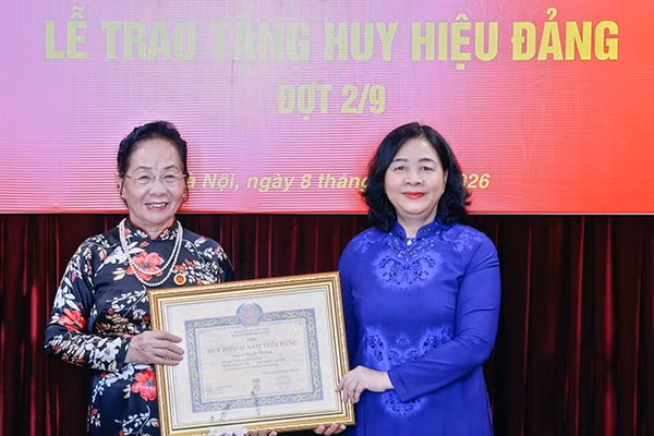 Đồng chí Bùi Thị Minh Hoài (bên phải) trao Huy hiệu 45 năm tuổi Đảng tặng nguyên Phó Chủ tịch nước Nguyễn Thị Doan. (Ảnh: Ủy ban Trung ương Mặt trận Tổ quốc Việt Nam cung cấp)