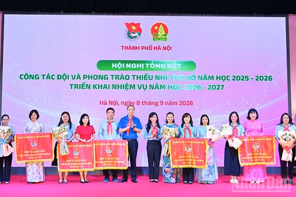 Ban tổ chức Hội nghị trao Cờ thi đua tặng các đơn vị xuất sắc. (Ảnh: LINH PHAN)