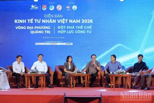 Các diễn giả, đại diện Trung ương Hội Doanh nhân trẻ Việt Nam và các cơ quan liên quan trao đổi tại phiên làm việc. (Ảnh: BÁ CƯỜNG)