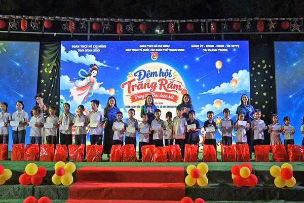 Đại diện Ban tổ chức và các nghệ sĩ trẻ trao quà tặng trẻ em hoàn cảnh khó khăn trong khuôn khổ chương trình "Trung thu Đại đoàn kết". (Ảnh: Đoàn Thanh niên Mặt trận Tổ quốc, các đoàn thể Trung ương cung cấp)