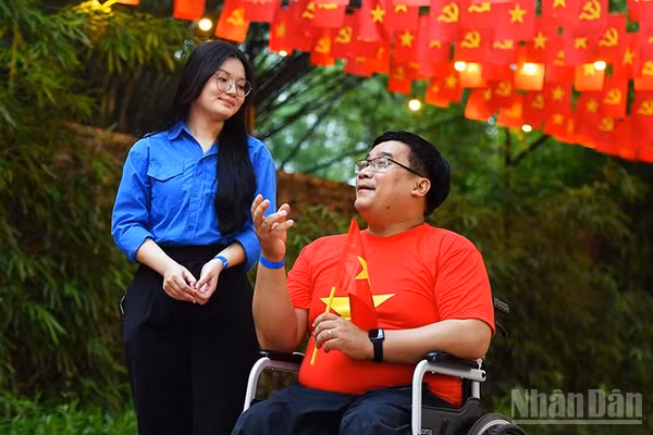 Hành động sống đẹp đơn giản xuất phát từ những việc tốt tưởng chừng rất nhỏ bé như giúp đỡ người khuyết tật. (Ảnh: LINH PHAN)