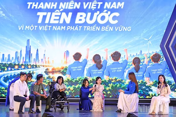 Các gương thanh niên tiêu biểu truyền cảm hứng bằng những câu chuyện nghị lực của bản thân tại diễn đàn. (Ảnh: HẢI ĐĂNG)