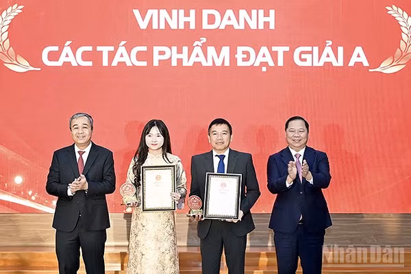 Ban tổ chức trao giải A tặng các tác giả, đại diện nhóm tác giả. (Ảnh: LINH PHAN)