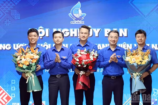 Đồng chí Nguyễn Kim Quy, Bí thư Trung ương Đoàn, Chủ tịch Hội Liên hiệp Thanh niên Việt Nam (ở giữa) nhận hoa chúc mừng từ Ban Bí thư Trung ương Đoàn tại Hội nghị. (Ảnh: LÂM HẢI)