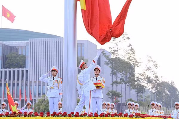 Lá Quốc kỳ tung bay trong nắng Ba Đình sáng sớm 2/9/2026. (Ảnh: TÙNG MAI)